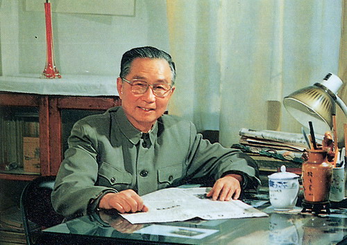 临时领导小组负责人 莫 艾