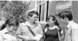 陈家顺(左二)向四达工具信息员了解情况